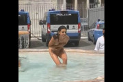 イタリアの噴水では素っ裸の女性が水浴びをしているのが普通なんでしょうか？？