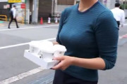 【悲報】デカ乳まんさん、アホみたいに揺らしてしまう