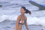 【エロ動画 素人】 海水浴場で美人妻が乳首ポロリしてるのに気付かずドエロい事に…