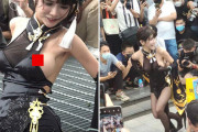【動画あり】巨乳コスプレイヤーが乳首ポロリに気づいた時の反応、エロすぎるｗｗｗｗｗｗ