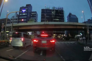 【動画】Uber EATSさん、高級車のロードスターに体当たりしてしまうwww