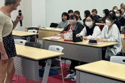 【画像】おばさんのミニスカ