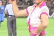 【悲報】ソフトバンクのチア、うんこを持ちながら踊るｗｗｗｗｗｗ