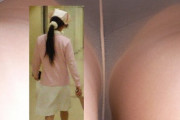 看護士さんの履いてるパンツが気になり逆さ撮り