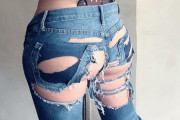 色々見えてるダメージジーンズエロ画像