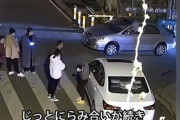 【悲報】中国の村の道路で鉢合わせた2台の車、互いに譲らず夜になる