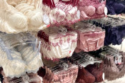 【画像】女性用下着売り場って芸術だよな、圧巻の光景がこちら