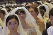 【画像】統一教会の合同結婚式、かわいい子が多い！