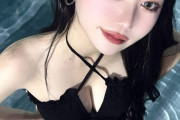 【画像】プールでこういう爆裂水着美女見たことある？