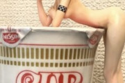 カップラーメンのフタ抑えるのに美少女フィギュア使ってるヤツ
