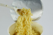 【画像】 チキンラーメンさん、世界で11番目に旨いインスタントラーメンに認定されてしまう…