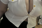【画像】巨乳おばさんがえちえちコスプレ