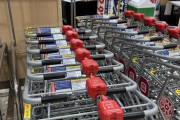 【悲報】日本のスーパーさん、カートも有料化の時代へ突入した模様