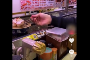 【動画】若者さん、回転寿司でとんでもないイタズラするアホが現れてしまうｗｗｗｗｗｗｗｗ