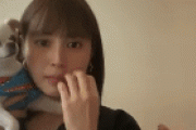 【gif】広瀬すず、愛犬チワワに手を噛まれる