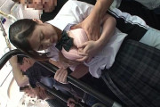 満員バスで背後から制服越しにねっとり乳揉み痴●され腰をクネらせ感じまくる巨…