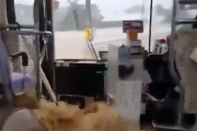 【動画あり】台風でも平気で運転し続けるバスの運転手が発見される　九州