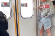 【エロ動画 素人】 電車内で目の前に立ってる女がオナニーしてたんだが・・・。