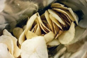 【悲報】　ポテトチップス、量が減り続けて遂に５０ｇへ……………………………………