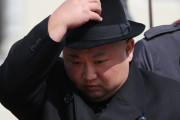 【悲報】20日ぶりに公の場に姿を見せた金正恩さん、やっぱりなにかがおかしいwwwww