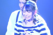 【動画】元乃木坂46・北野日奈子さん、舞台で巨乳を揉まれる