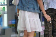 【画像】薄っすいスカート履いて透けておパンティ見えてる女