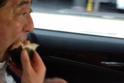 【画像】安倍ちゃん、移動中に車の中で食事して大忙しアピール