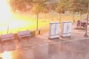 【動画】木で雨宿りしてた集団がいきなり謎の衝撃で全滅　※閲覧注意