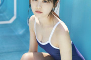 【悲報】AKB系アイドルさん(25)、この歳でスクール水着を着せられてしまう