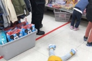 【悲報】まんさん、イオンでタダをこねる子供を置き去りにしてしまうwwwwwwwww