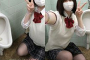 【エロ動画 素人】 これはアウト!! 公衆男子便所で制服女子がふざけて全裸でふりふりダンスww