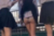 【動画】女子高生さん、ノリでスカート捲りパンチラ動画を投稿してしまう