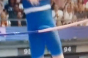 【動画】フランスの棒高跳び選手、チンポが棒に引っかかって敗退😭😭😭
