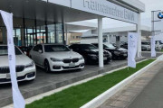 【エロ板まとめ】【画像】BMWの女性店員さん、えっち過ぎるw