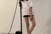 【画像】女子中学生モデル(13)、撮影でHな美脚を披露
