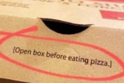 「ピザ食べるまえに箱を開けてください」