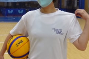 元バスケ選手の岡田麻央が汗でTシャツ濡れて乳首ポチしてしまう