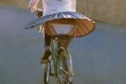 【画像】短いスカート履いてるのに自転車に立乗りしちゃう女の子www