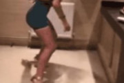 【GIF】女のトイレが長い理由が判明！こんなことしてるんだな…
