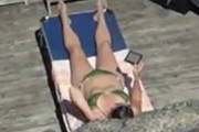隣の家のお姉さんがビキニで日光浴していたから盗撮してやったｗｗｗ
