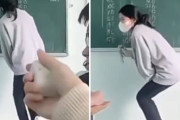 【エロ動画 素人】 黒板の前でとびっこされてる女子生徒が男子の前で悶える