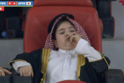 【悲報】シリアの王族のガキ「ねぇ、サッカー負けてるしつまんないなー」