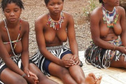 【画像】アフリカ系のお乳丸見えの民族衣装エロすぎwwwwwwwwwwwwwww