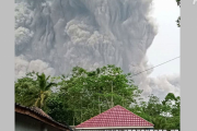 【動画】インドネシアの噴火がやばすぎる・・・1人死亡、40人余がけが