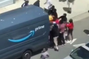 【動画】黒人さん、数十人でAmazonの配送車襲撃wwwwwwwwwwwwwww