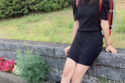 【画像あり】胸が大き過ぎて制服がパツパツになってる女の子