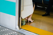 【画像】電車内で行儀が悪い女のパンチララッキースケベｗｗｗｗｗｗ