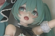 【画像】ゲーセンでメスガキミクのフィギュア取れたから下着晒す