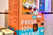 【朗報】搾りたてのオレンジジュースが飲める自動販売機、増える