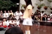【動画】女の子、観客の前で思わぬパンチラをしてしまう